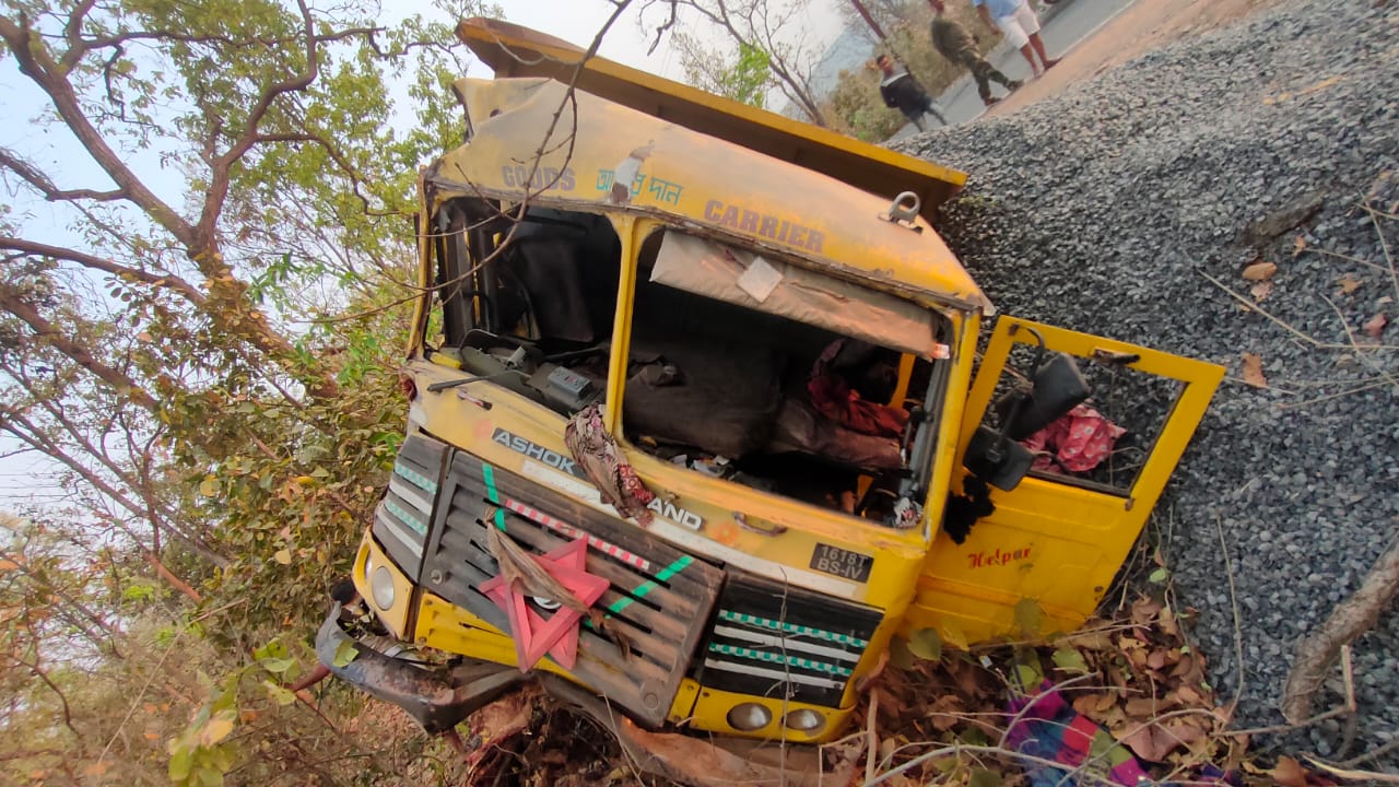 शिकारीपाड़ा  चायपानी के पास  हाईवा और अल्टो के बीच टक्कर, किसी के हताहत की खबर नहीं