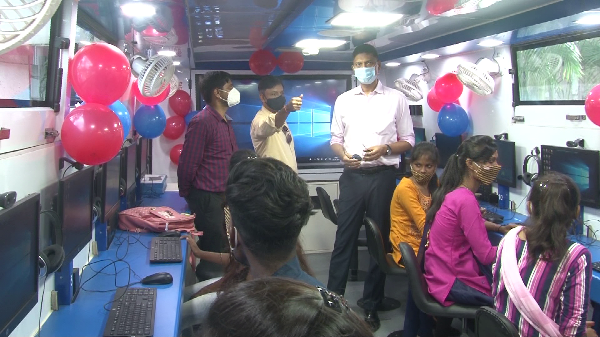 गरीब योग्य बच्चों को तकनीकी प्रशिक्षण के लिए वर्ल्ड ऑन व्हील्स कंप्यूटर हाईटेक बस का डीसी-एसएसपी ने हरी झंडी दिखा कर किया रवाना