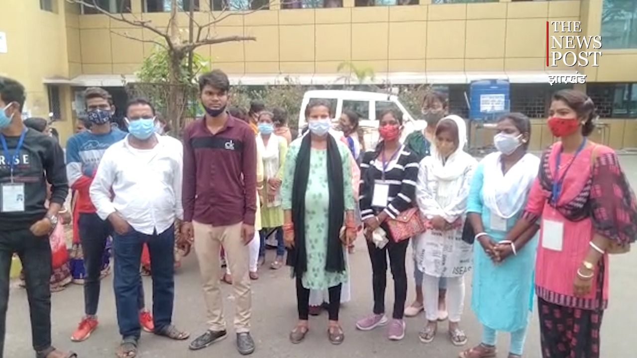 डीसी से मिलकर लगाई गुहार, वेतन दीजिए साहब !