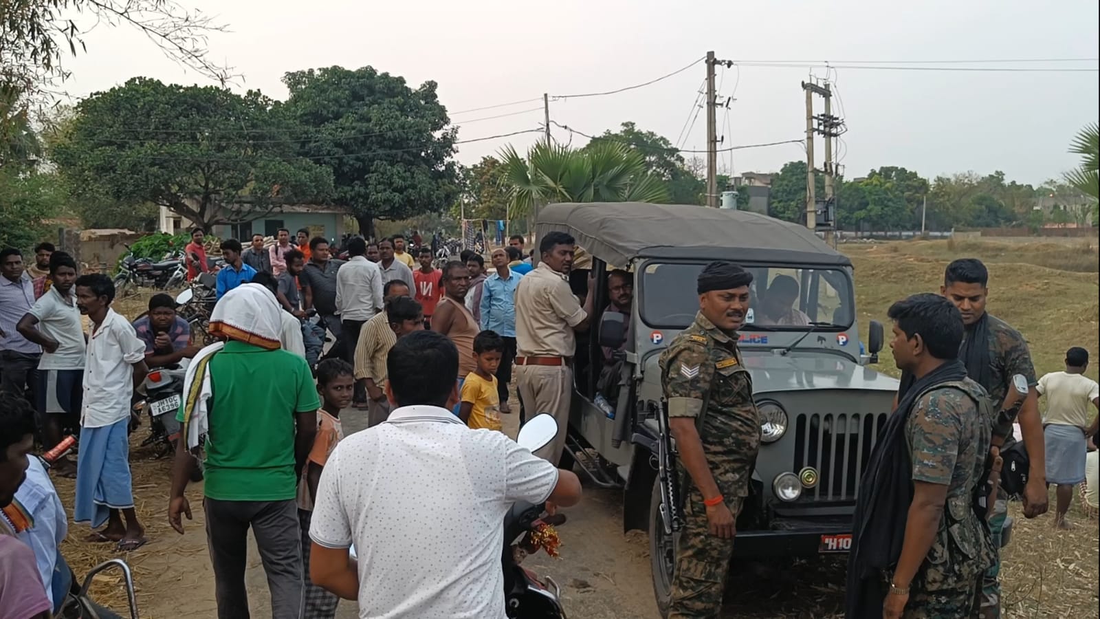 मिट्टी के मलबे में दो बच्चों को बचाने में एक युवक की मौत, शव के साथ प्रदर्शन कर रहे ग्रामीण