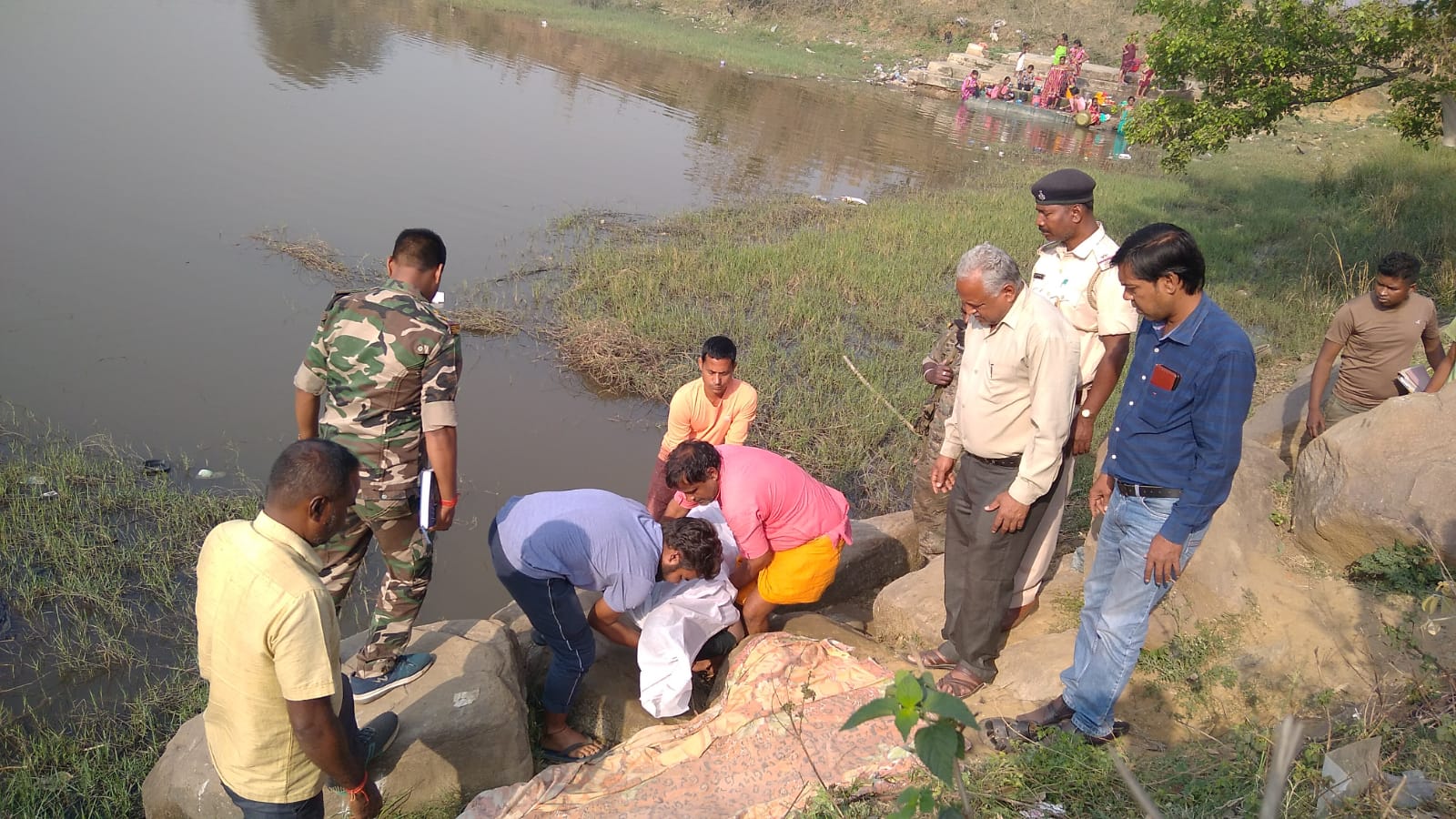 तालाब में नहाने के दौरान डूबने से युवती की मौत