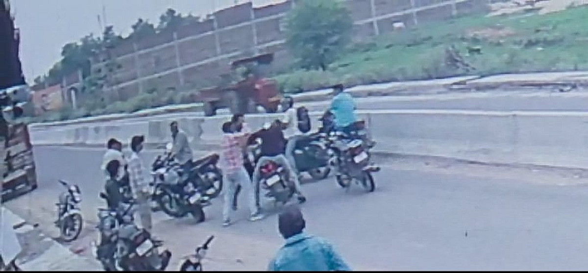 गढ़वा में दिनदहाड़े दबंगों की दबंगई! बीच सड़क की युवक की पिटाई, CCTV फुटेज आया सामने