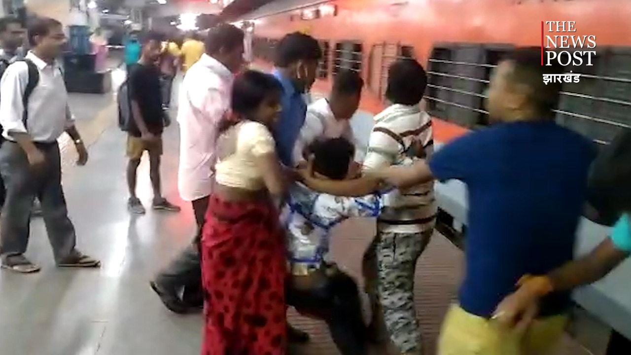 अखाड़ा बना रेलवे स्टेशन, यात्रियों ने की चार की कुटाई, वजह यह थी...