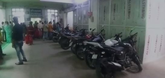 एसएनएमएमसीएच : इलाज से पहले पार्किंग के लिए परेशान होते मरीज और परिजन