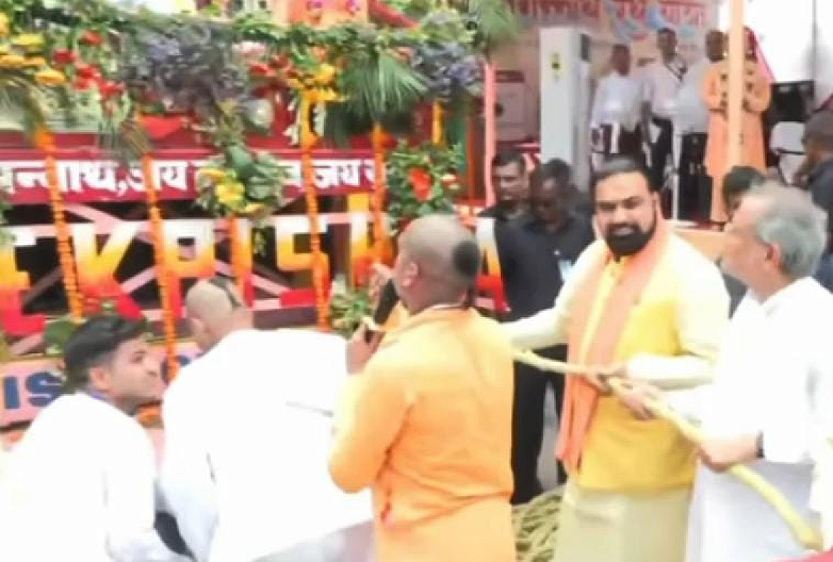 पटना में जगन्नाथ रथ यात्रा में CM सम्राट चौधरी ने संभाली रथ की रस्सी, सड़क पर लगाई झाड़ू