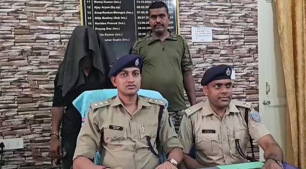 रथ मेला में श्रद्धालुओं को बनाते थे निशाना, पाकुड़ में अंतर्राज्यीय मोबाइल चोर गिरोह का हुआ पर्दाफाश, 6 मोबाइल और नकदी बरामद