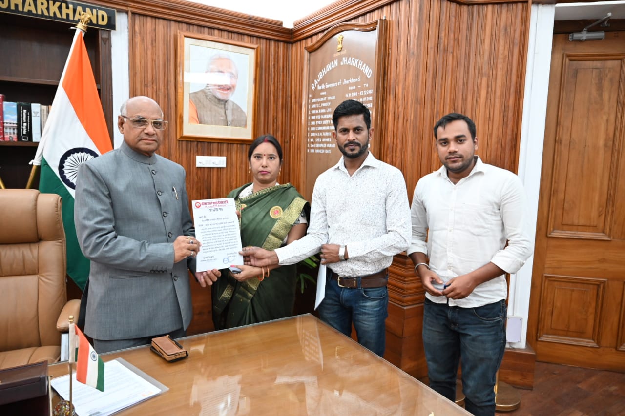 दीनदयाल फाउंडेशन के पदाधिकारियों को राज्यपाल ने किया सम्मानित