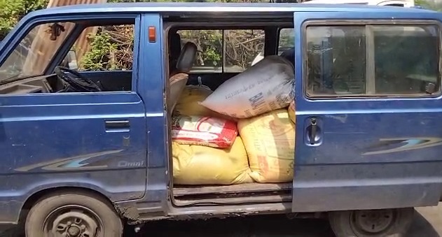 झरिया में पीडीएस अनाज की कालाबाजारी का धंधा जोरो पर, पुलिस ने एक वाहन से 17 बोरा अवैध चावल किया ज़ब्त