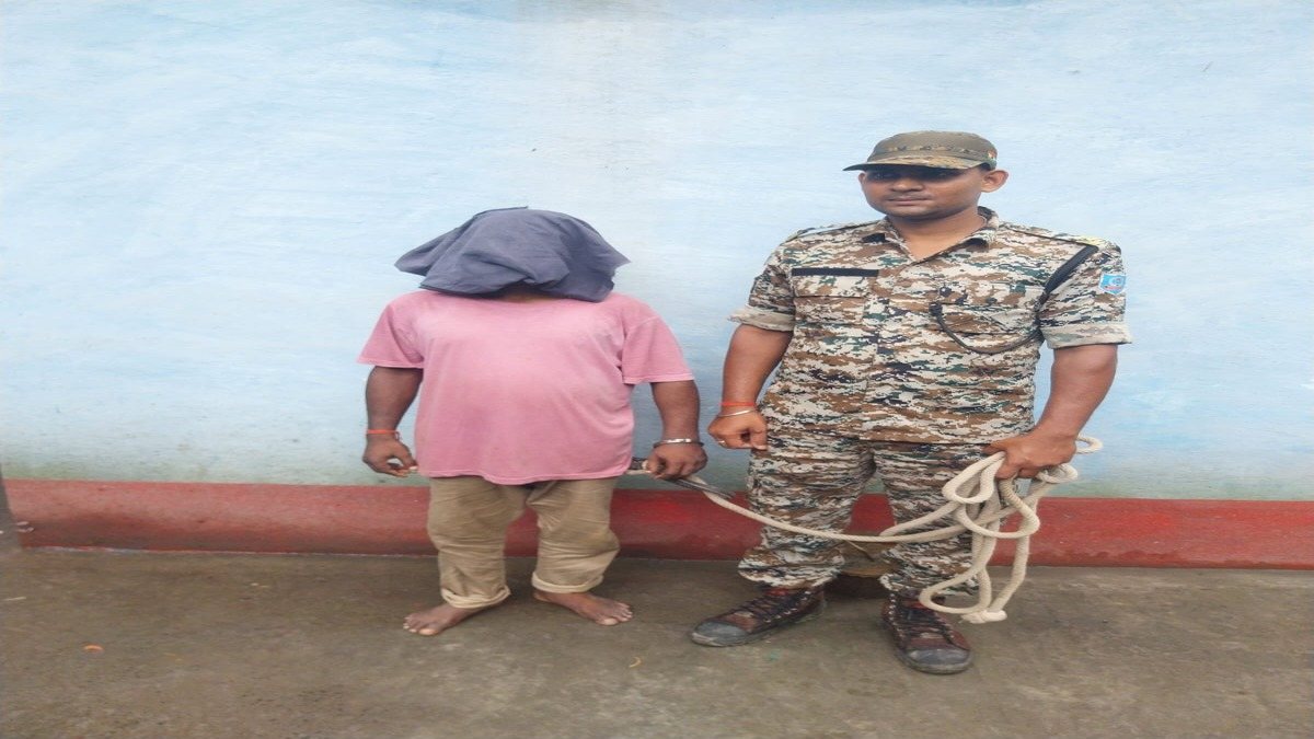 पाकुड़ में अवैध शराब कारोबार पर पुलिस का शिकंजा! घर से 85 बोतल शराब और बीयर जब्त