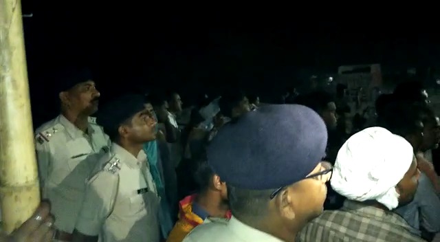 गंगा में डूबा मालवाहक जहाज, नदी में समा गए कई ट्रक, बड़ी संख्या में लोग लापता