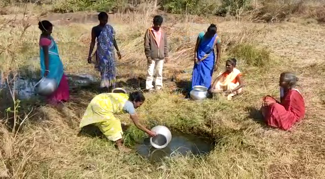 यहां चुआ के भरोसे चल रही जिंदगी, पढ़िए, आज के जमाने में ग्रामीण कर रहे कैसी गुहार
