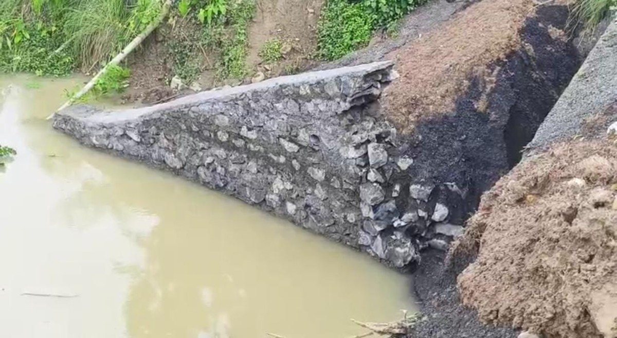 साहिबगंज: पहली ही बारिश में ढही फोरलेन की गार्ड वॉल, करोड़ों की परियोजना पर उठे सवाल