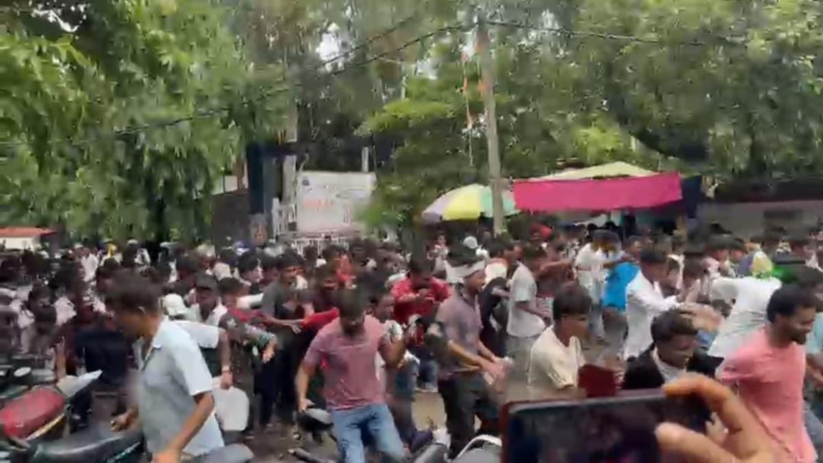NEET पेपर लीक को लेकर कटिहार में हंगामा, पुलिस-छात्रों में झड़प के बाद लाठीचार्ज