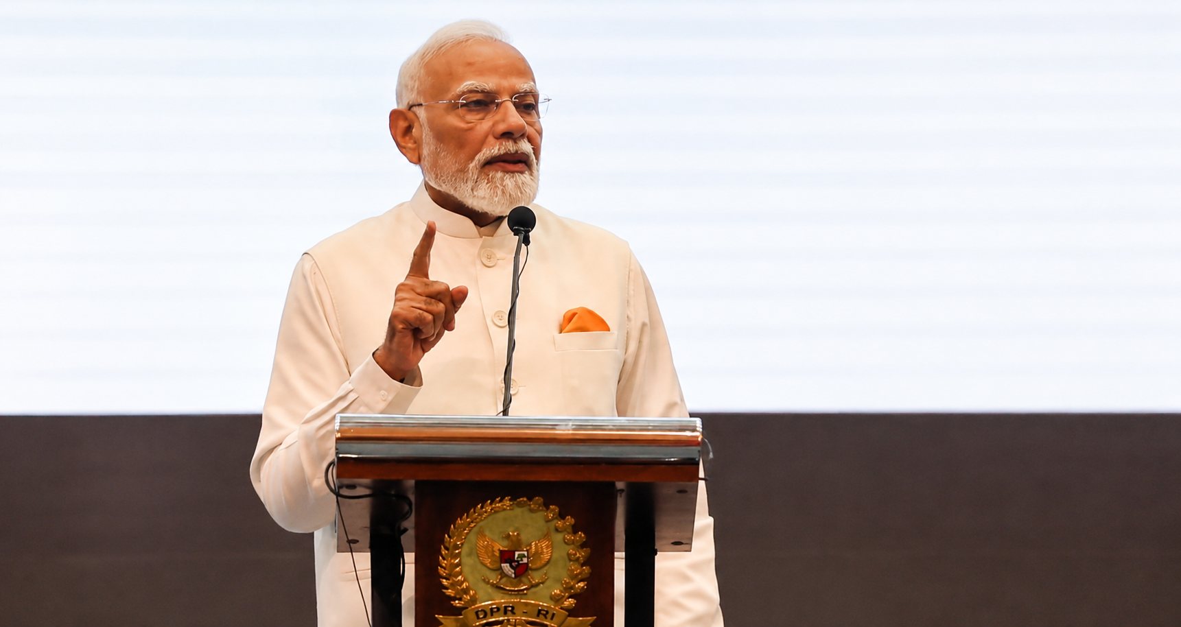 कॉकरोच के आंदोलन से दबाव में सरकार!आधी रात PM ने जारी किया वीडियो, करेंगे कुछ बड़ा 