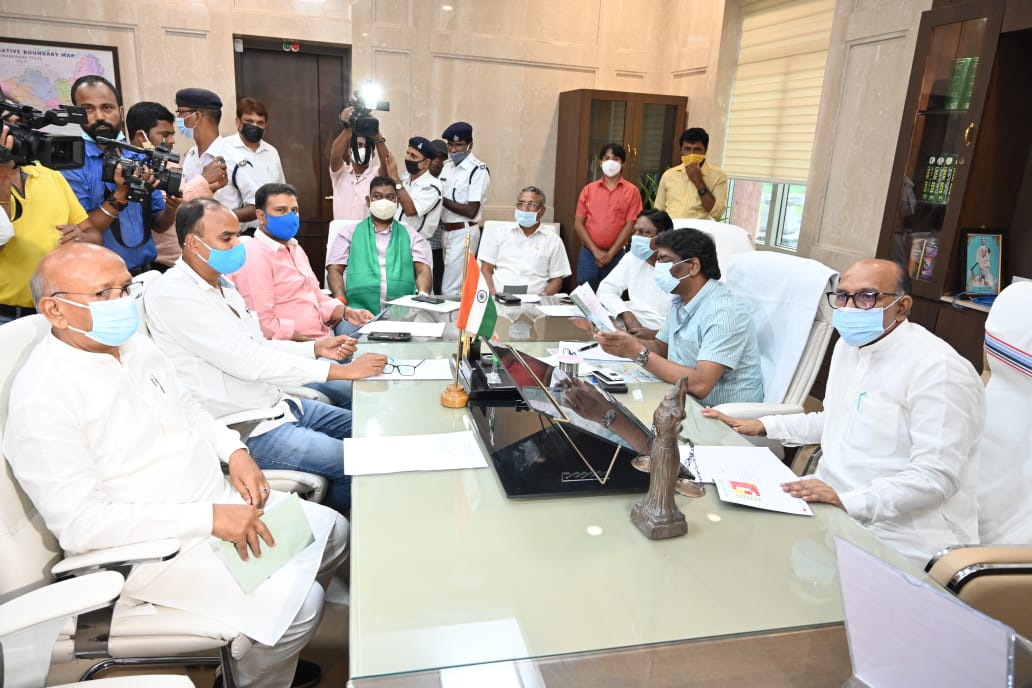 मानसून सत्र से पहले  विधायक दल प्रतिनिधियों के साथ विधानसभा अध्यक्ष रविन्द्र नाथ महतो ने की बैठक