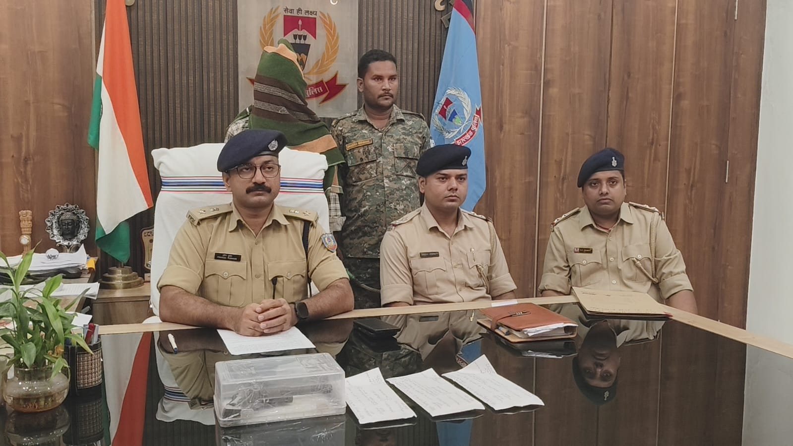 सावन मेले से पहले देवघर पुलिस की बड़ी कार्रवाई: श्रद्धालुओं को बंदूक दिखाकर लूटने वाला बिहार का बदमाश गिरफ्तार