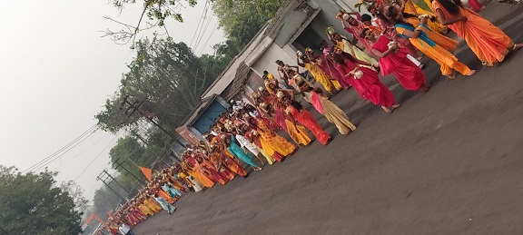 सड़कों पर गूंजे भजन, मंगलगीत, सिर पर कलश लेकर लाल-पीली साड़ी में नजर आईं महिलाएं