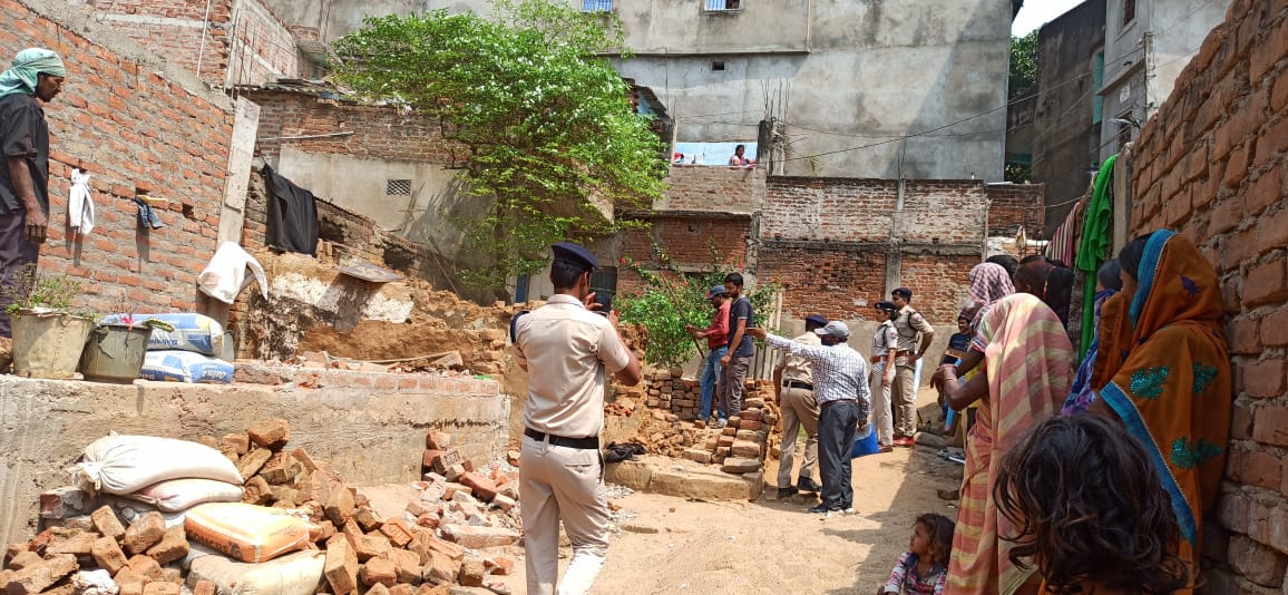 रेल प्रशासन ने अनाधिकृत निर्माणों के विरुद्ध की कार्रवाई, अवैध निर्माण को किया गया ध्वस्त