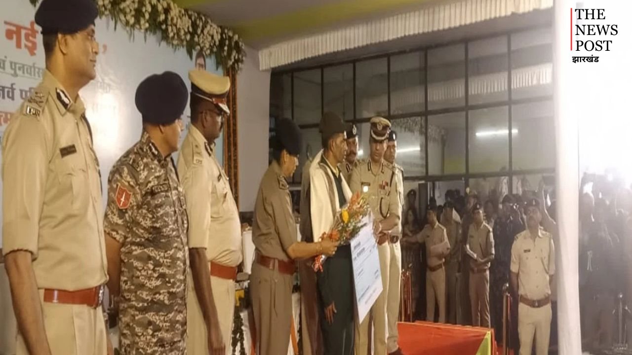 झारखंड में नक्सलवाद को बड़ा झटका: 15 लाख के इनामी समेत 16 माओवादियों ने किया सरेंडर, हथियार भी सौंपा