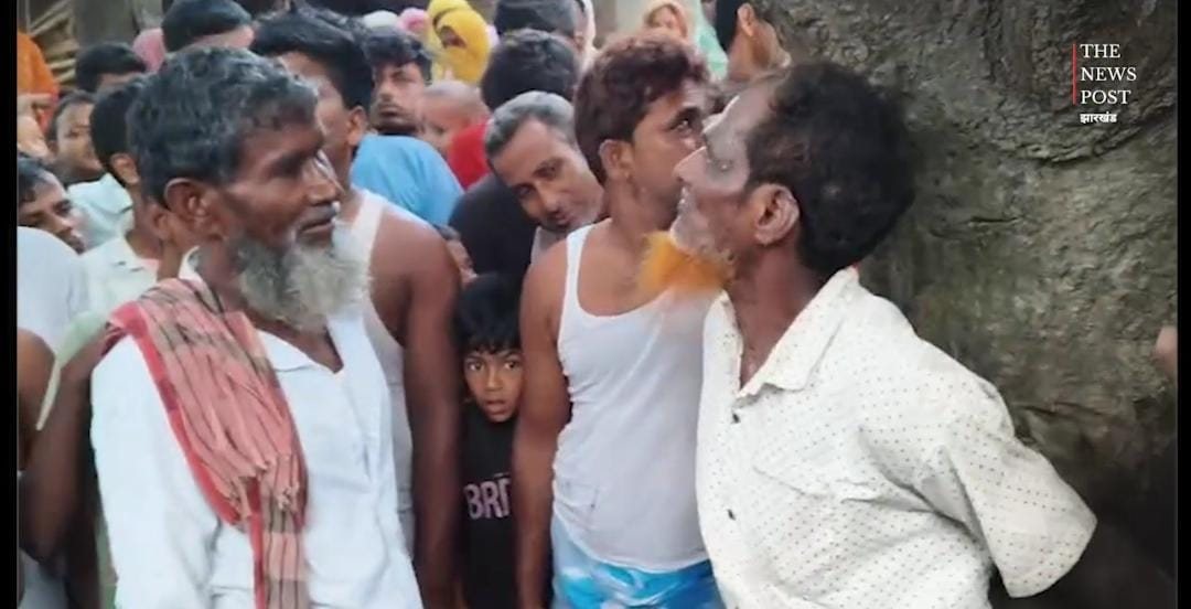 साहिबगंज: पिता ने कुल्हाड़ी से काटकर बेटे को उतारा था मौत के घाट, फरार आरोपी को ग्रामीणों ने पकड़कर पेड़ से बांधा