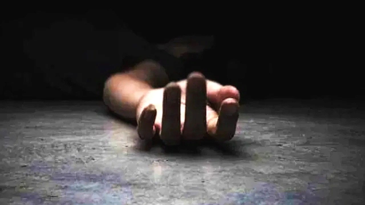 दुमका: पेड़ से लटका मिला युवक का शव, हत्या या आत्महत्या की गुत्थी सुलझाने में जुटी पुलिस