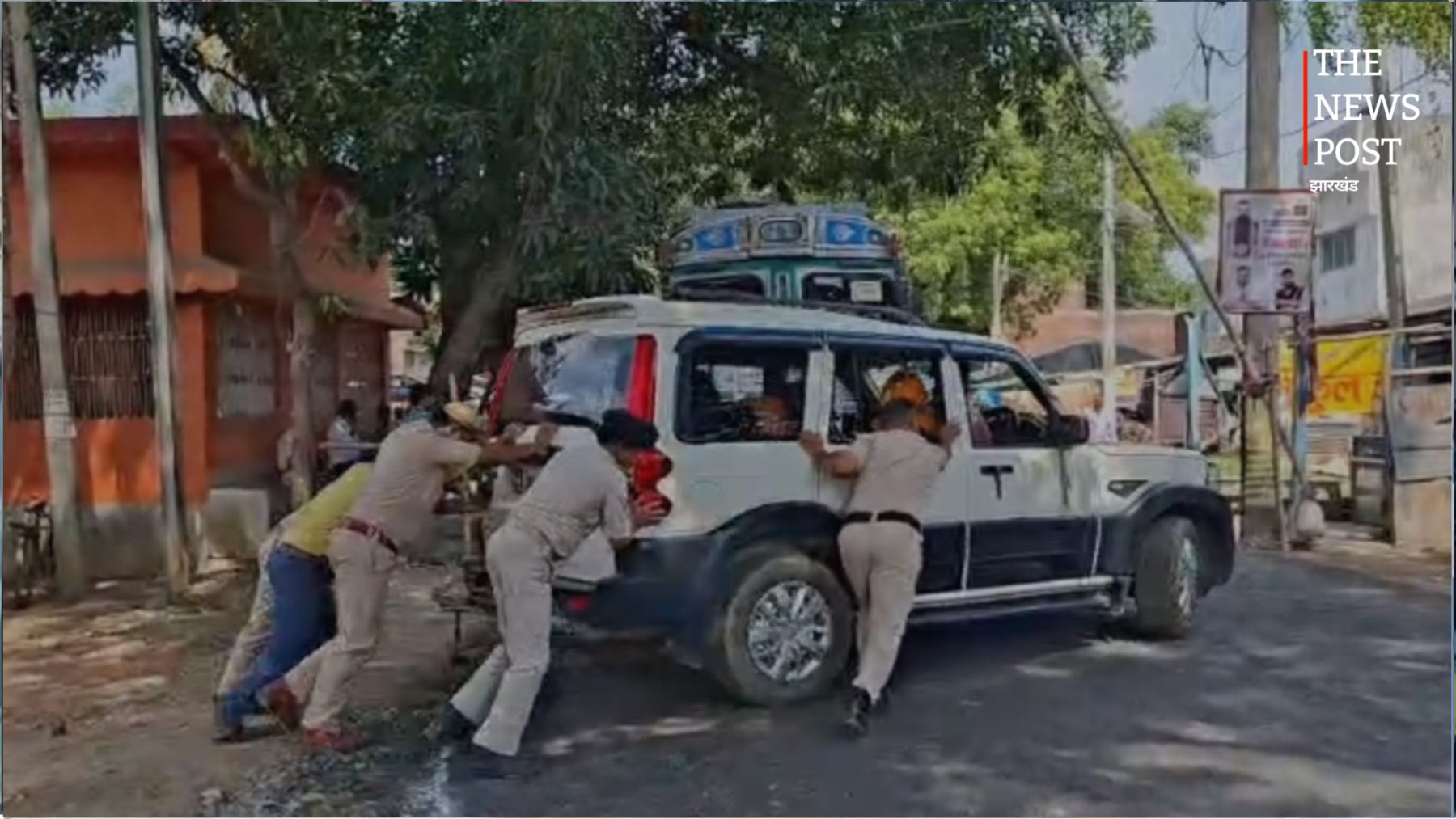सीएम के काफिले में शामिल सरकारी गाड़ी हुई खराब, धक्का लगाते जवानों का वीडियो वायरल