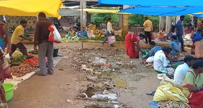 गुमला की प्रतिष्ठा पर बट्टा है यह बाजार, यहां से गुजरना भी मुहाल