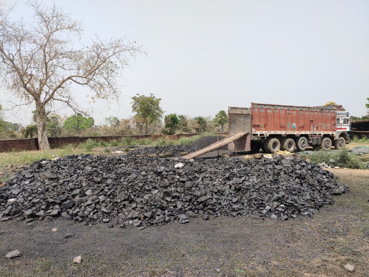 कोयला डिपो में छापामारी,  पांच गिरफ्तार, एक ट्रक के साथ 20 टन कोयला जब्त