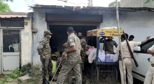 जमशेदपुर में आबकारी विभाग ने भुइयांडीह इलाके में अवैध शराब बनाने वाली मिनी फैक्ट्री का किया भंडाफोड़