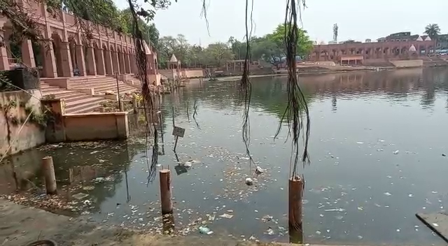 करोड़ों का वाटर ट्रीटमेंट प्लांट फेल  होने से शिवगंगा प्रदूषित ,  डूबकी लगाने से कतरा रहे शिवभक्त और कावरियां