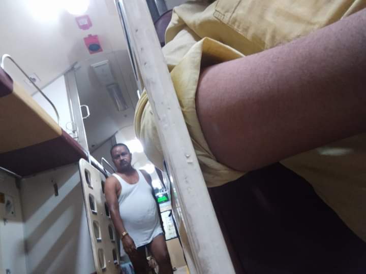 जद यू विधायक फिर विवाद में, ट्रेन में शौचालय से बनियान में ही निकले, फोटो हुआ वायरल