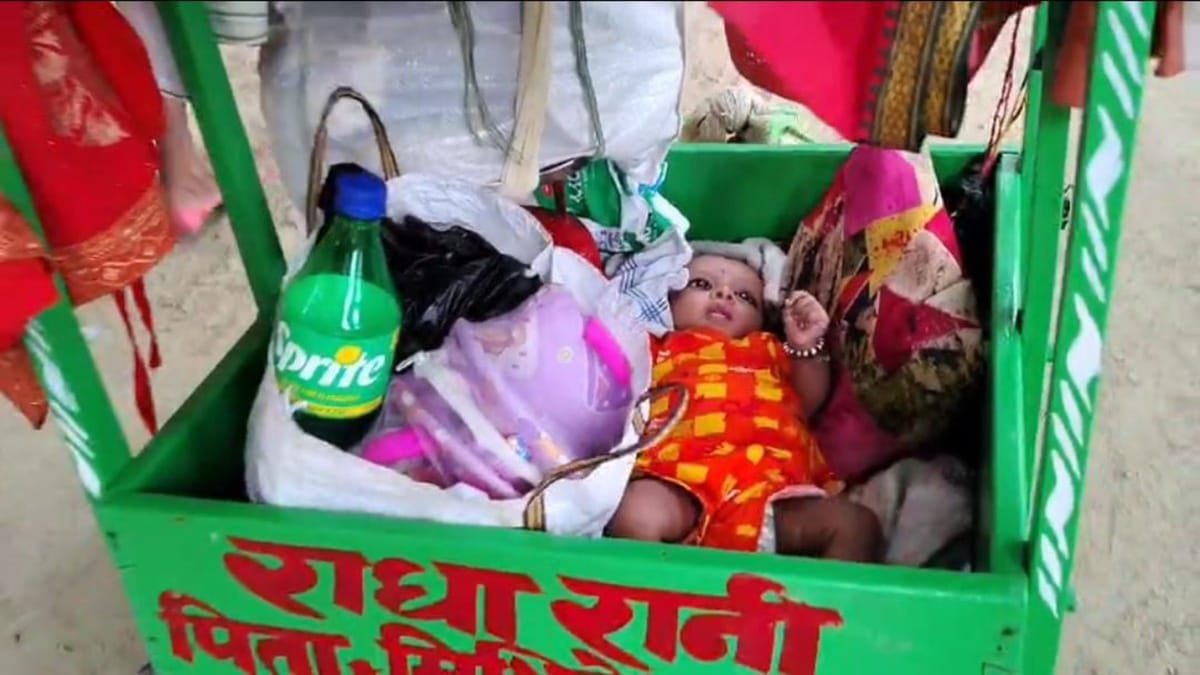 2 महीने की बेटी को डोली में बैठाकर दंडवत यात्रा पर निकले पिता, जानिए क्यों मांगी बाबा से ये मन्नत