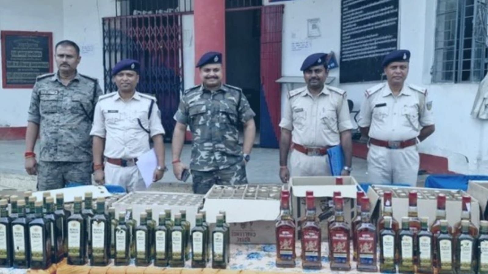 चतरा: 16 लाख की विदेशी शराब जब्त, भूसे के नीचे छिपाकर बिहार भेजी जा रही थी खेप
