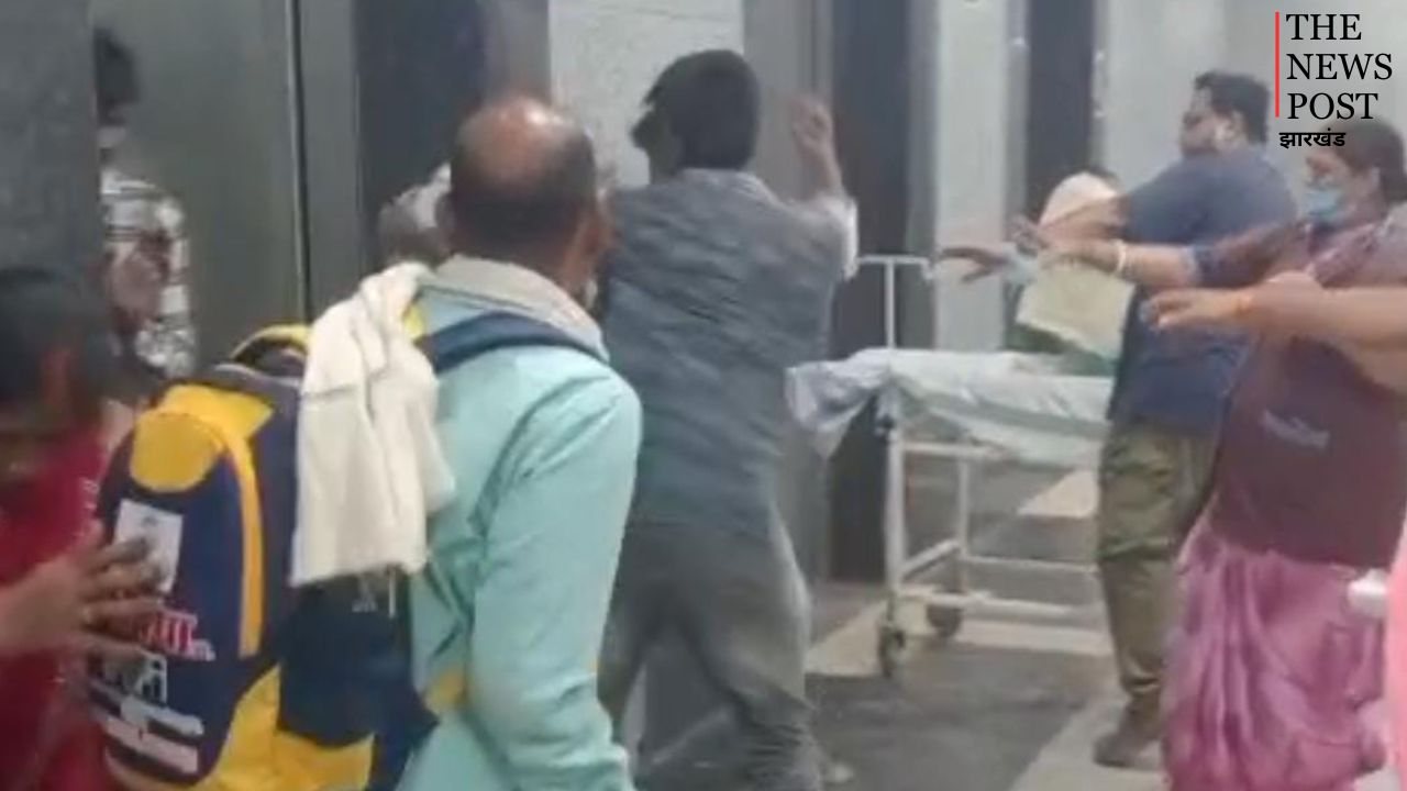 गजब हाल है भाई... कुश्ती का अखाड़ा बना PMCH अस्पताल, एक-दूसरे पर जमकर बरसे लात-घूंसे और चप्पल, देखिए 