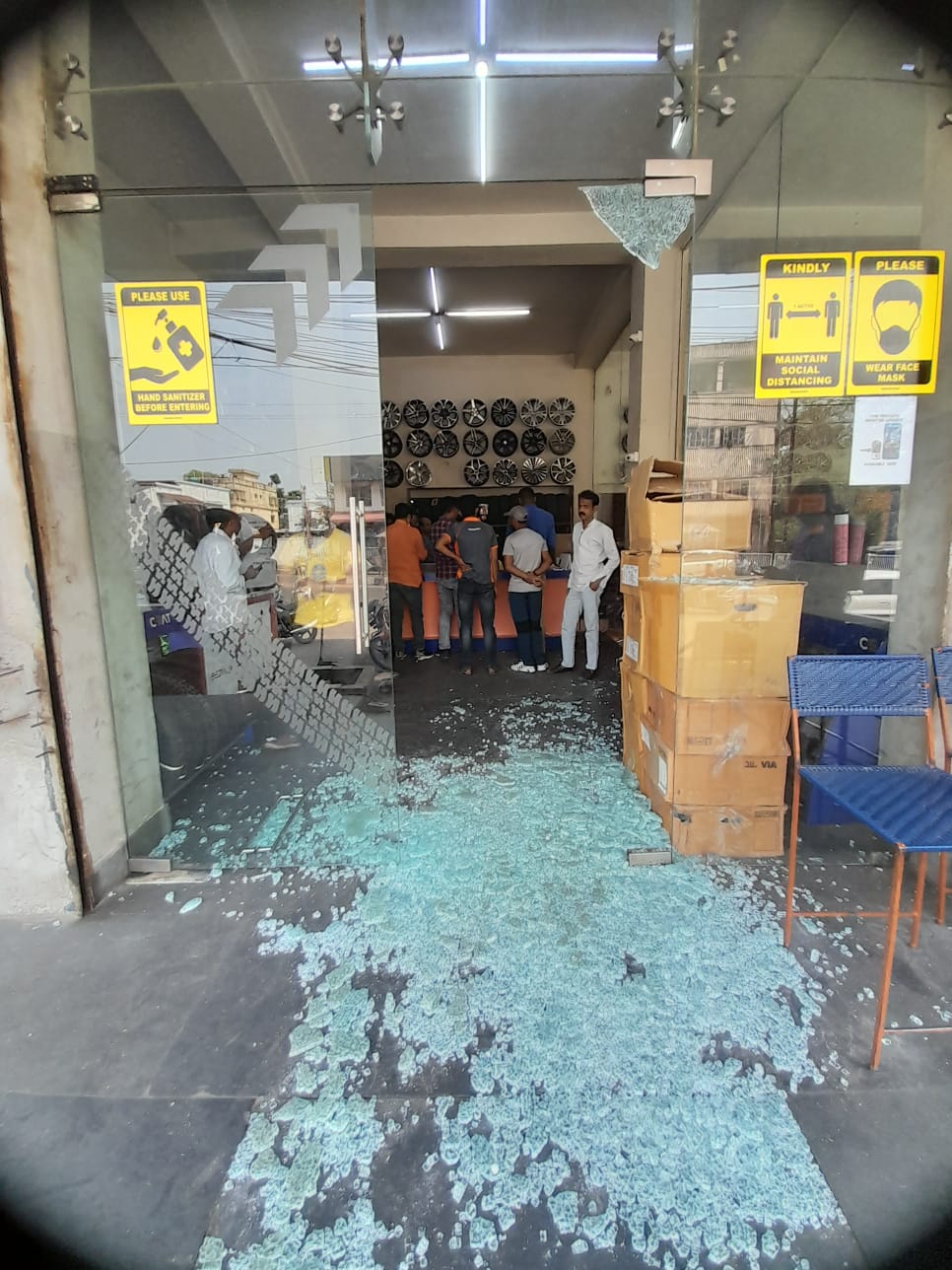 BREAKING:धनबाद के बैंक मोड़ टायर शो रूम में फायरिंग , जांच में जुटी पुलिस