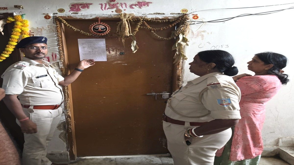 गैंगस्टर प्रिंस खान के करीबी पर पुलिस की बड़ी कार्रवाई, कोर्ट के आदेश पर घर पर चिपकाया इश्तहार
