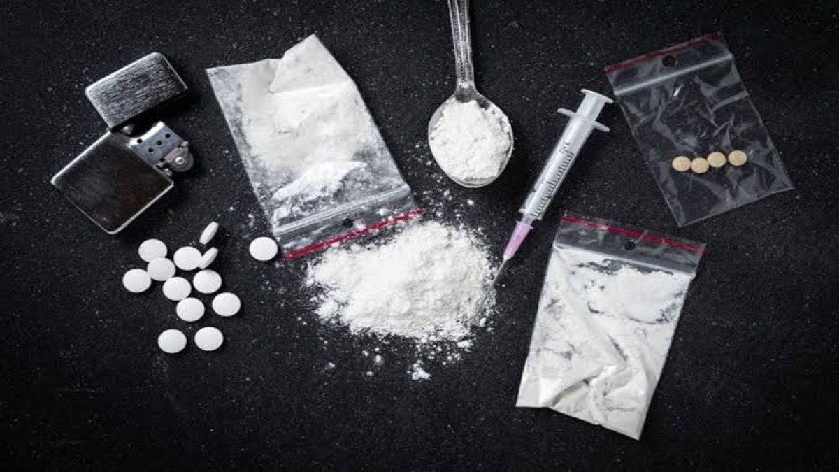 स्कूल ड्रेस में ड्रग्स लेते बच्चे का वीडियो हो रहा वायरल! जांच में जुटी पुलिस