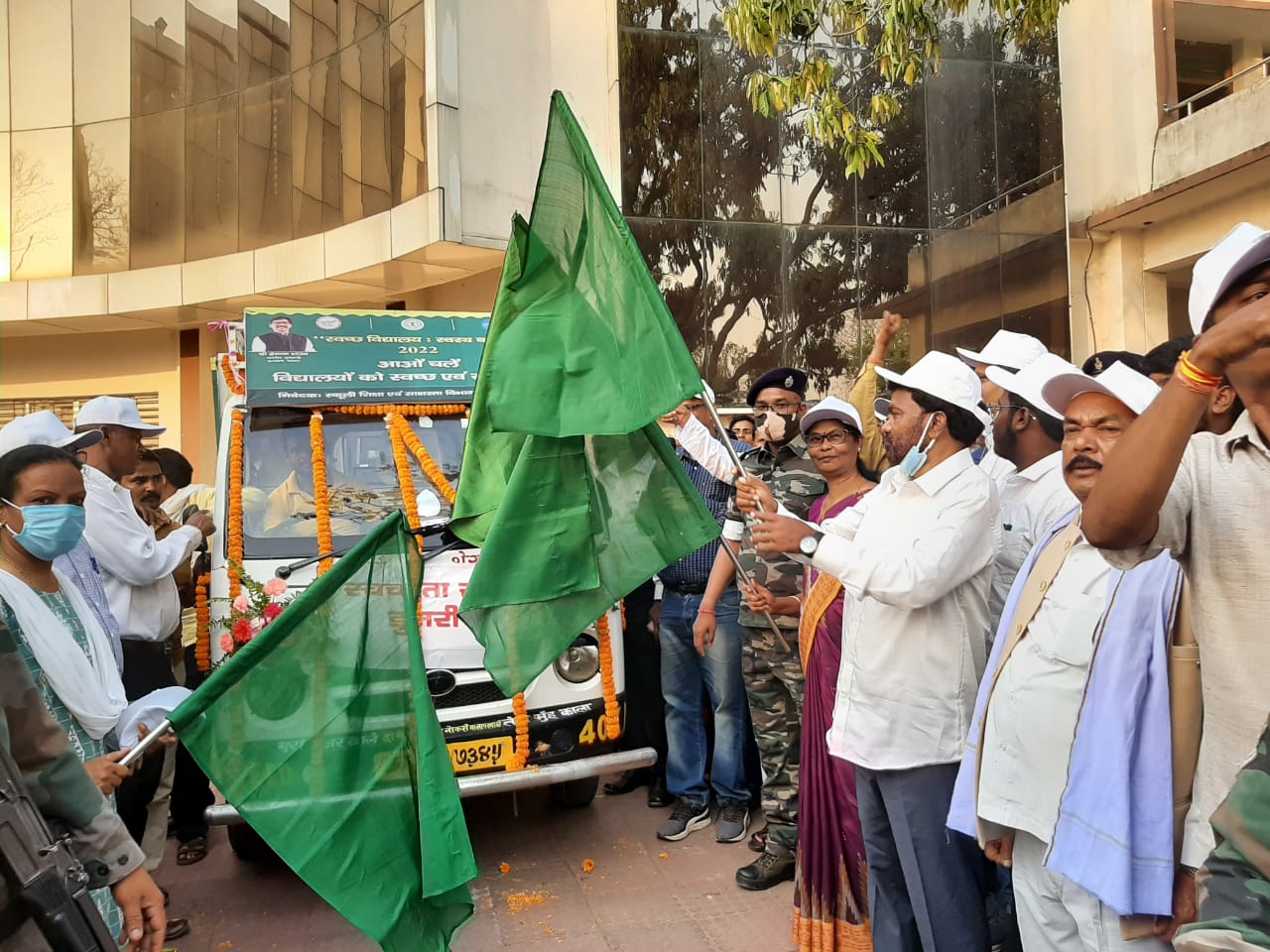 शिक्षा मंत्री ने “स्वच्छ विद्यालय स्वस्थ बच्चे अभियान 2022 रथ” को हरी झंडी दिखा कर किया रवाना