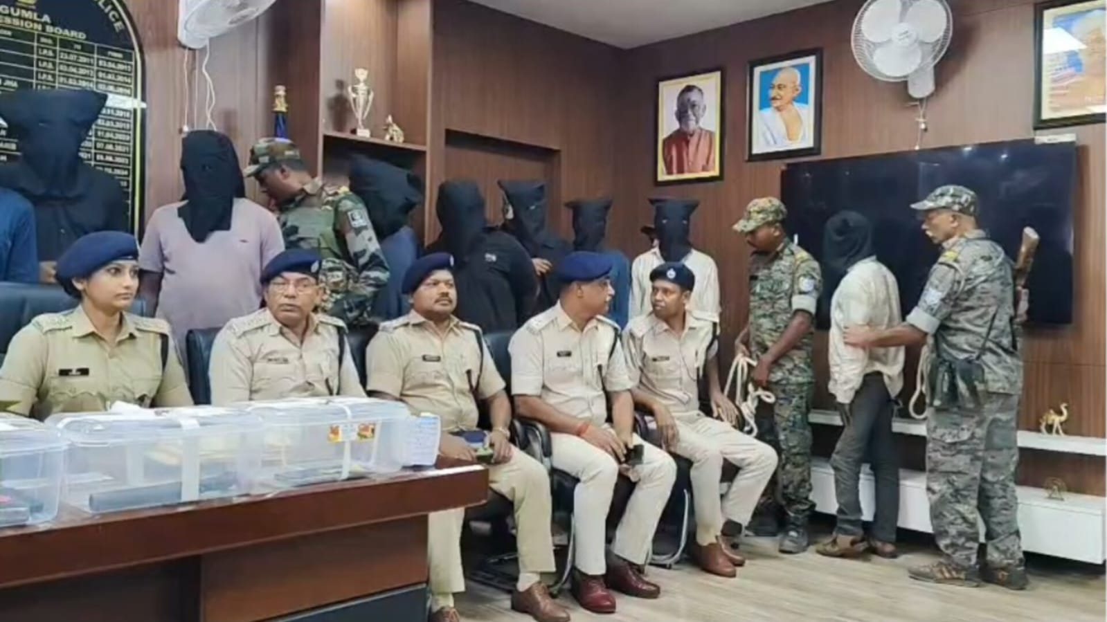 गुमला: अंतरराज्यीय चोर गिरोह का भंडाफोड़, 11 गिरफ्तार; लाखों के जेवर और हथियार भी बरामद