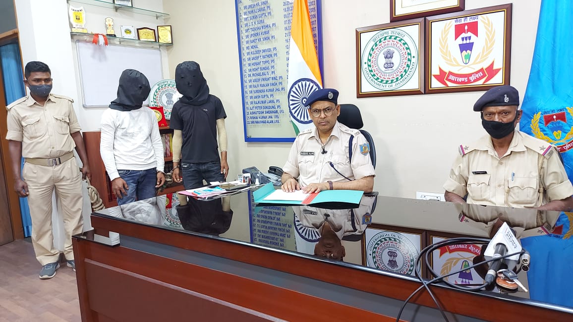 खेत से चोरी के चार पंप के साथ दो चोर गिरफ्तार