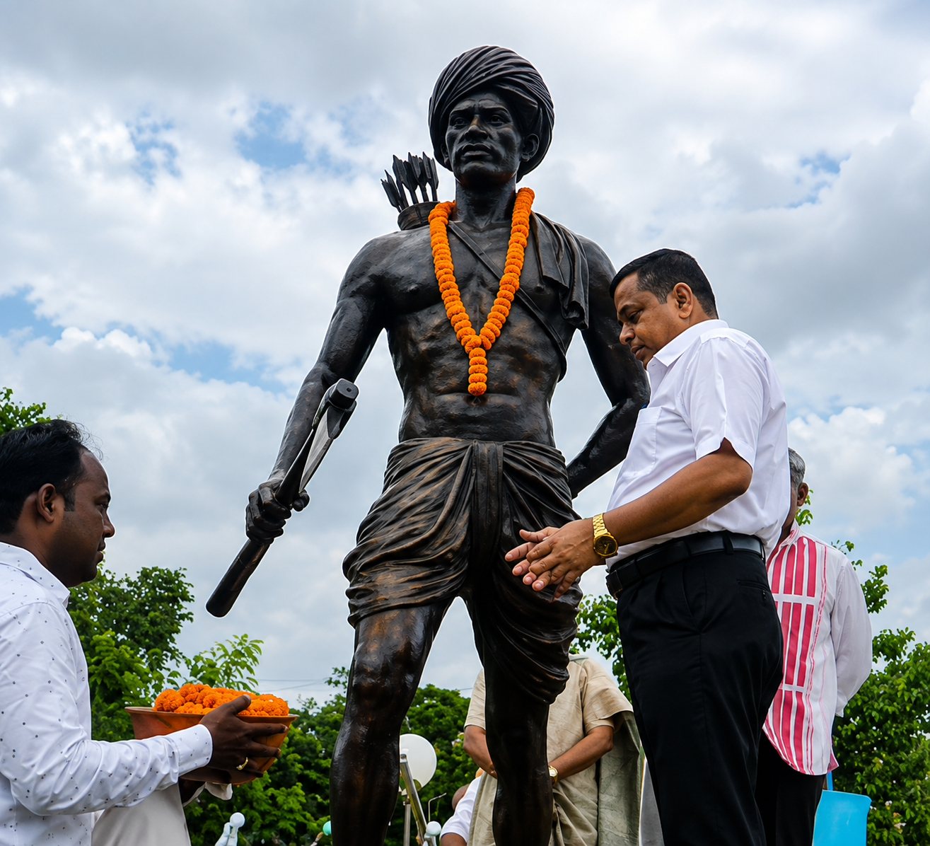गढ़वा में धूमधाम से मना विश्व आदिवासी दिवस, सांस्कृतिक कार्यक्रम के साथ लगा रक्तदान शिविर