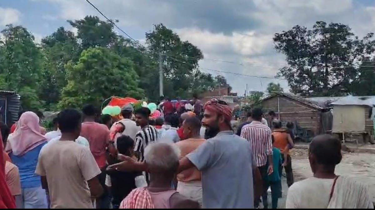 ये कैसी अंतिम यात्रा है जी! पिता का हुआ निधन तो बेटे ने आर्केस्ट्रा के साथ बजवाया बैंड-बाजा