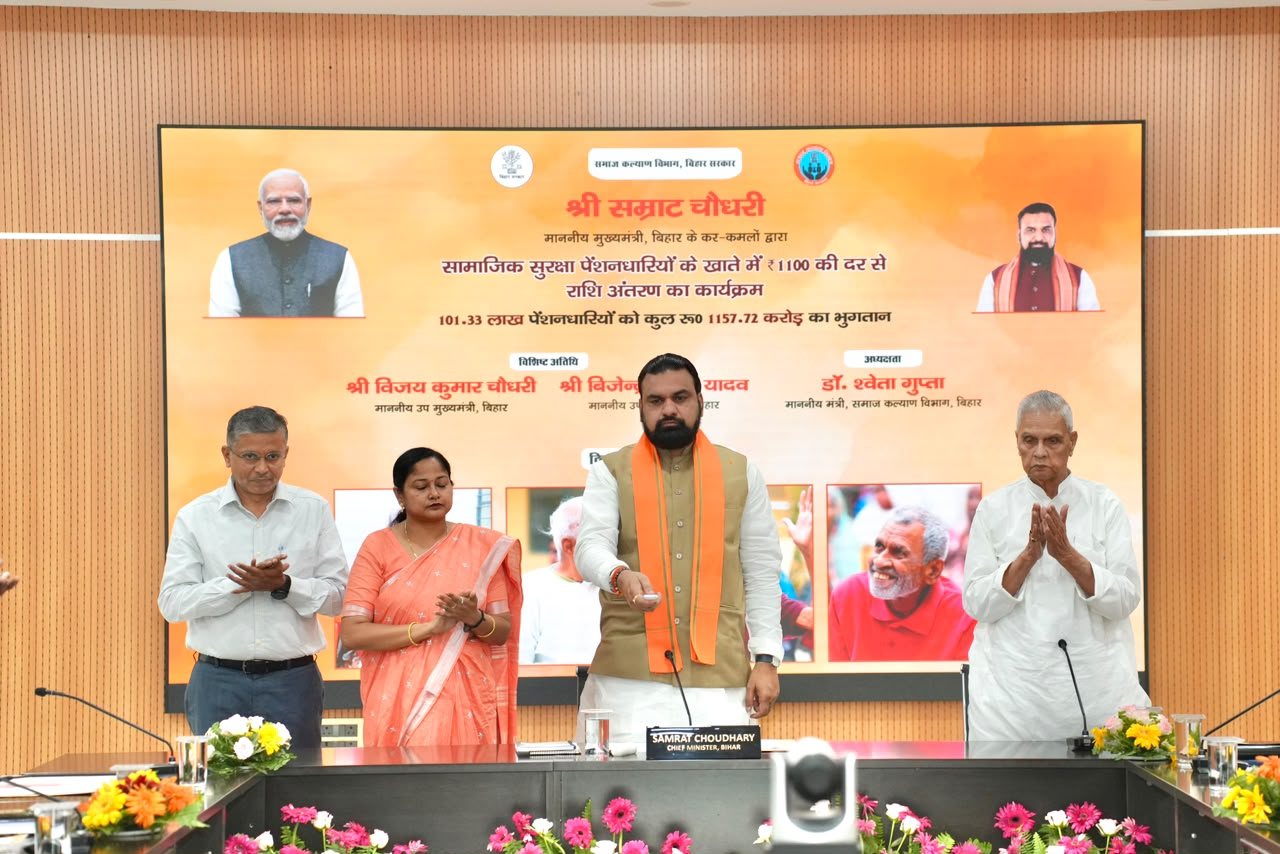बिहार में एक करोड़ से अधिक पेंशनधारियों के खाते में पहुंची 1100 की राशि, पढ़िये CM ने क्या कहा