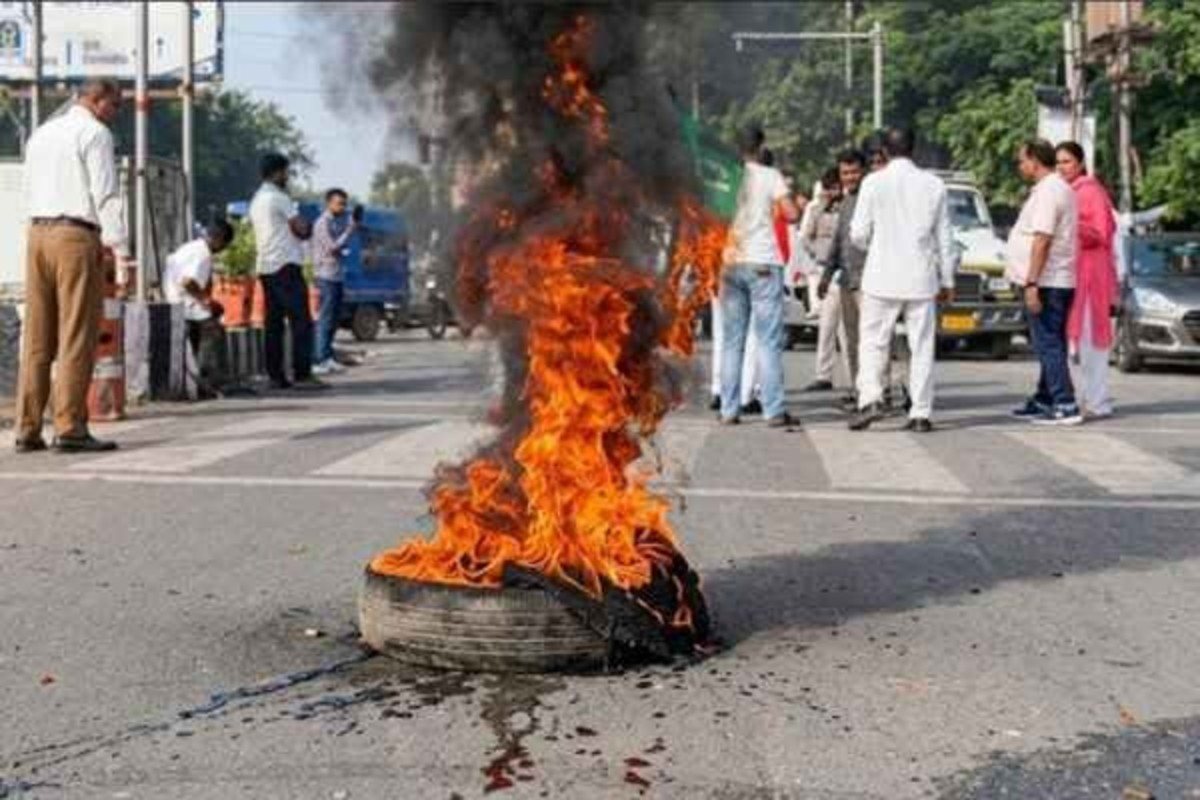 JPSC-JSSC विवाद पर झारखंड बंद का आंशिक असर: सड़क पर उतरे BJP कार्यकर्ता, कई जगह टायर जलाकर किया प्रदर्शन