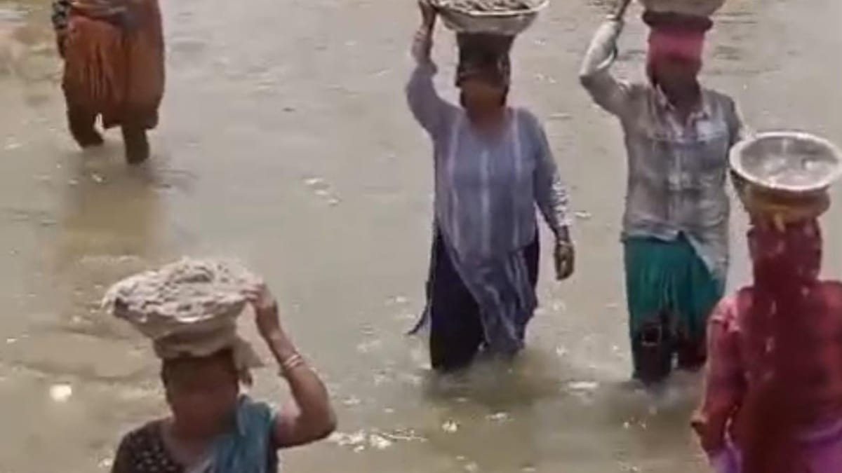 नारी तुझे सलाम! गांव पर आई आफत तो टोकरी-कुदाल लेकर नदी में उतरी महिलाएं, बांधने लगीं बांध