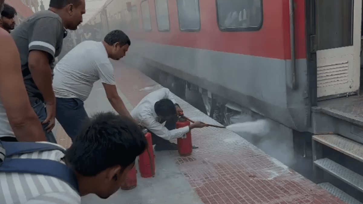 सिमरी बख्तियारपुर स्टेशन पर कोसी एक्सप्रेस में लगी आग, ब्रेक पैड जलने से मचा हड़कंप