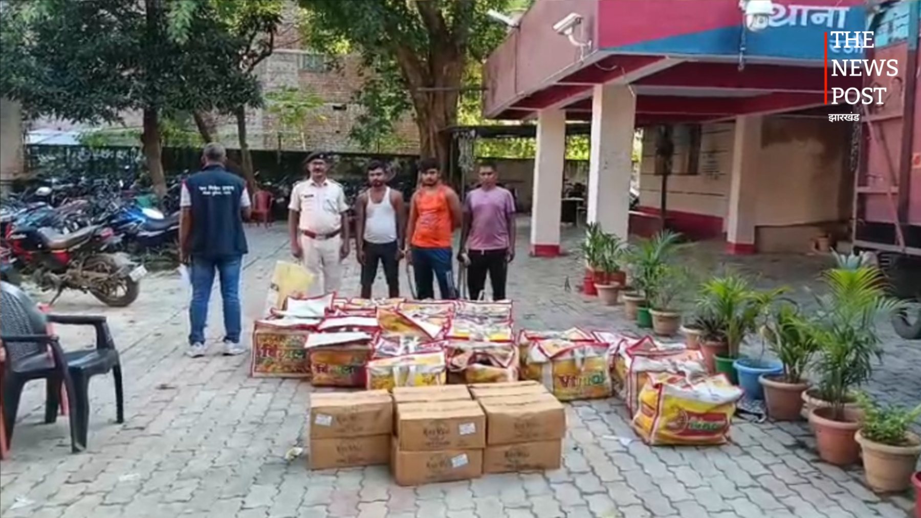 नवादा में  ट्रक से 10 लाख की शराब बरामद, कोयले के नीचे बना था तहखाना,पढ़ें पूरी खबर