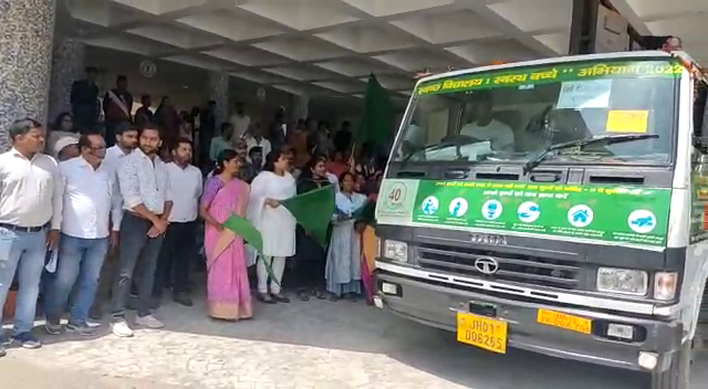 स्वच्छ विद्यालय-स्वच्छ बच्चे अभियान के तहत स्वच्छता रथ को उपायुक्त ने दिखाई हरी झंडी