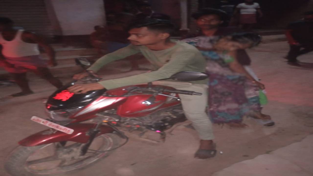 स्वास्थ्य विभाग की लापरवाही से महिला की मौत, एंबुलेंस नहीं मिलने पर बाइक से पहुंचाया मरीज को