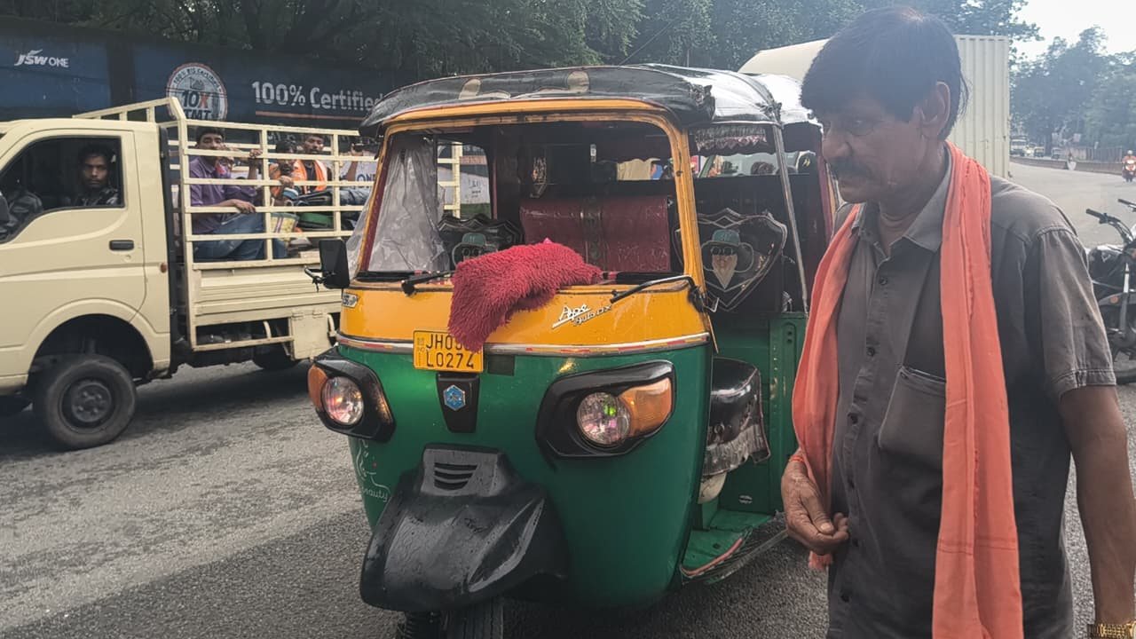 जमशेदपुर के सिदगोड़ा में स्कूली बच्चों से भरी ऑटो पलटी, दो बच्चे गंभीर रूप से घायल, चालक पर नशा का आरोप